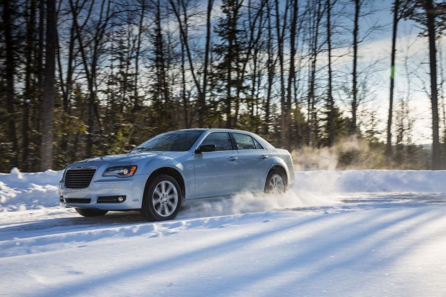  Chrysler 300C Glacier Edition 2013 года  (фото 17 из 31)